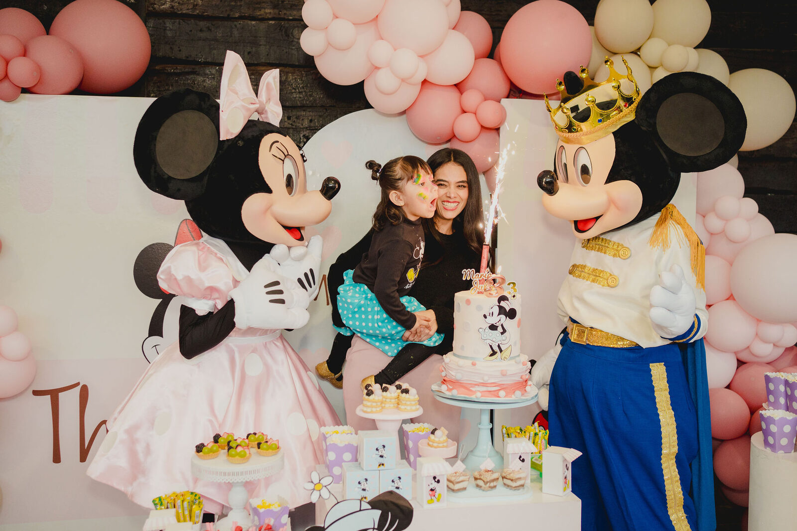 Niña feliz durante su fiesta infantil rodeada de globos