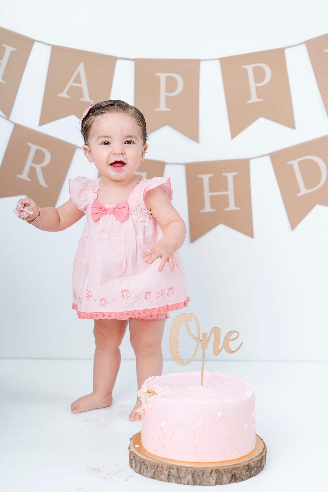 Festejado sonriendo en su smash cake