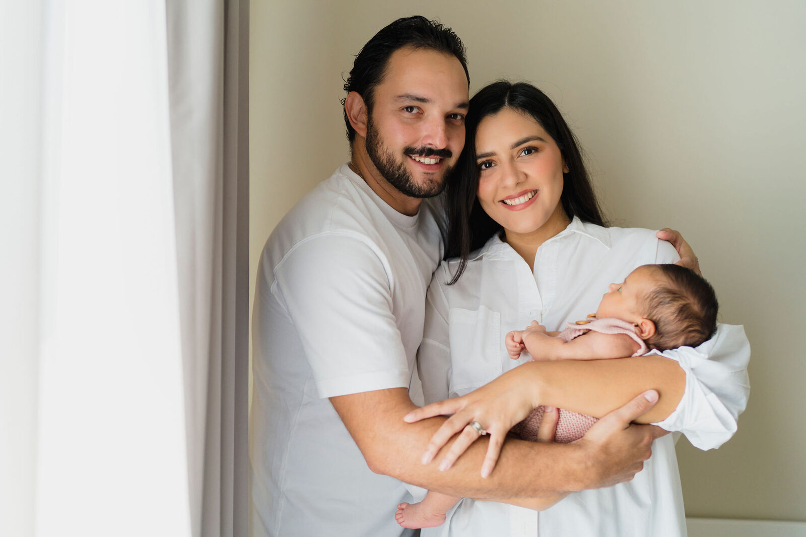 Retrato de familia junta en su sesión de fotografía