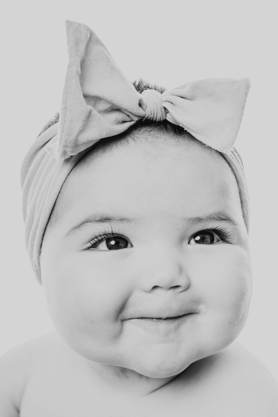 Bebé con moño en un retrato de familia