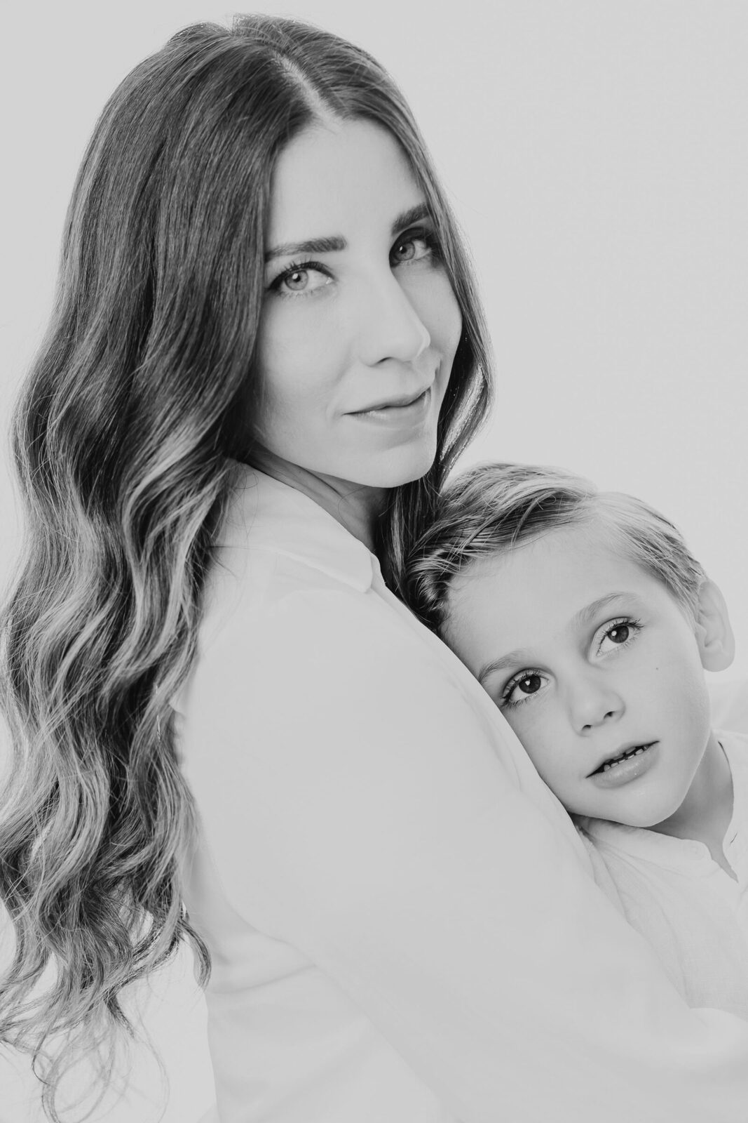 Mamá e hijo abrazados en la sesión de familia
