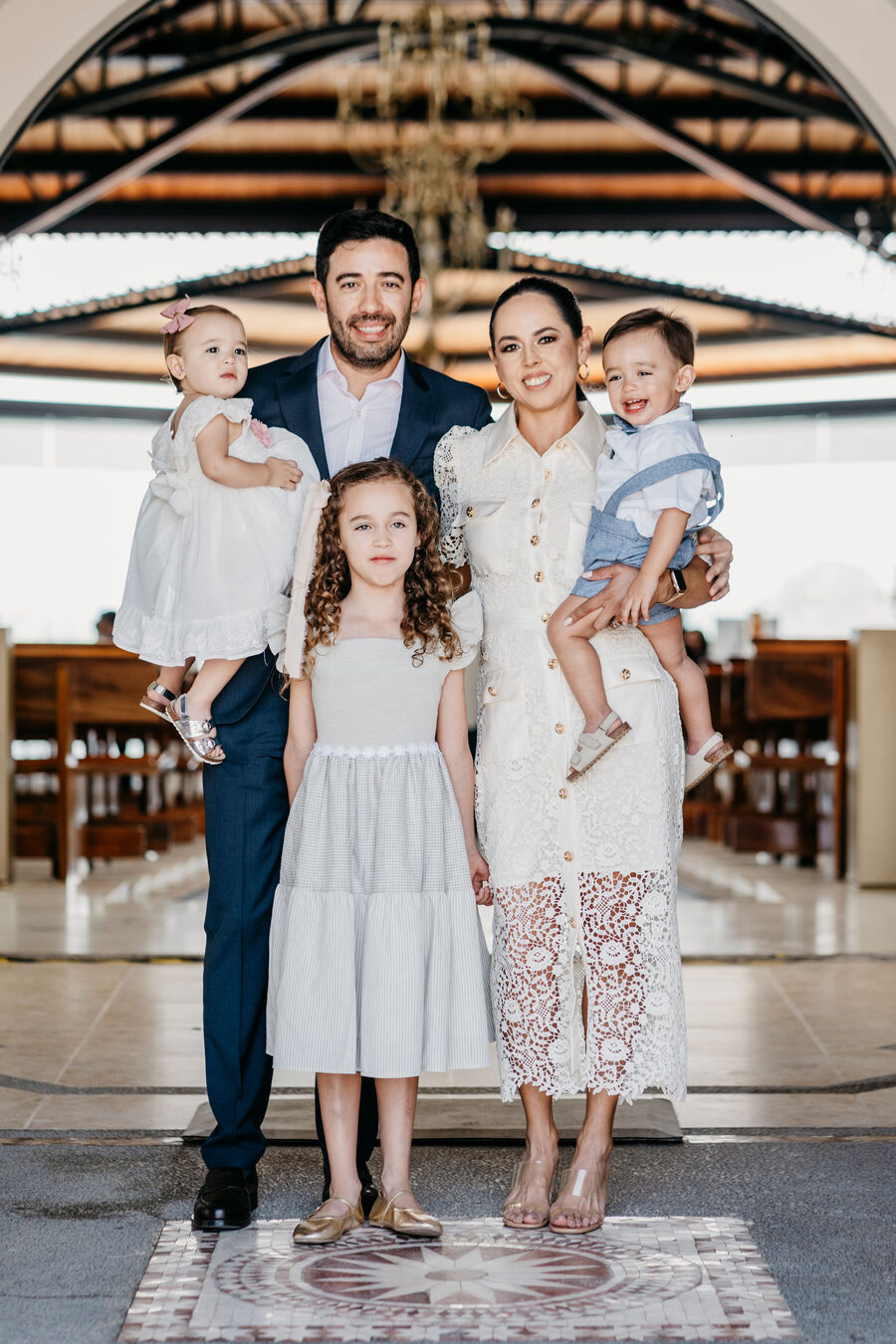 Familia reunida en la iglesia el día del bautizo