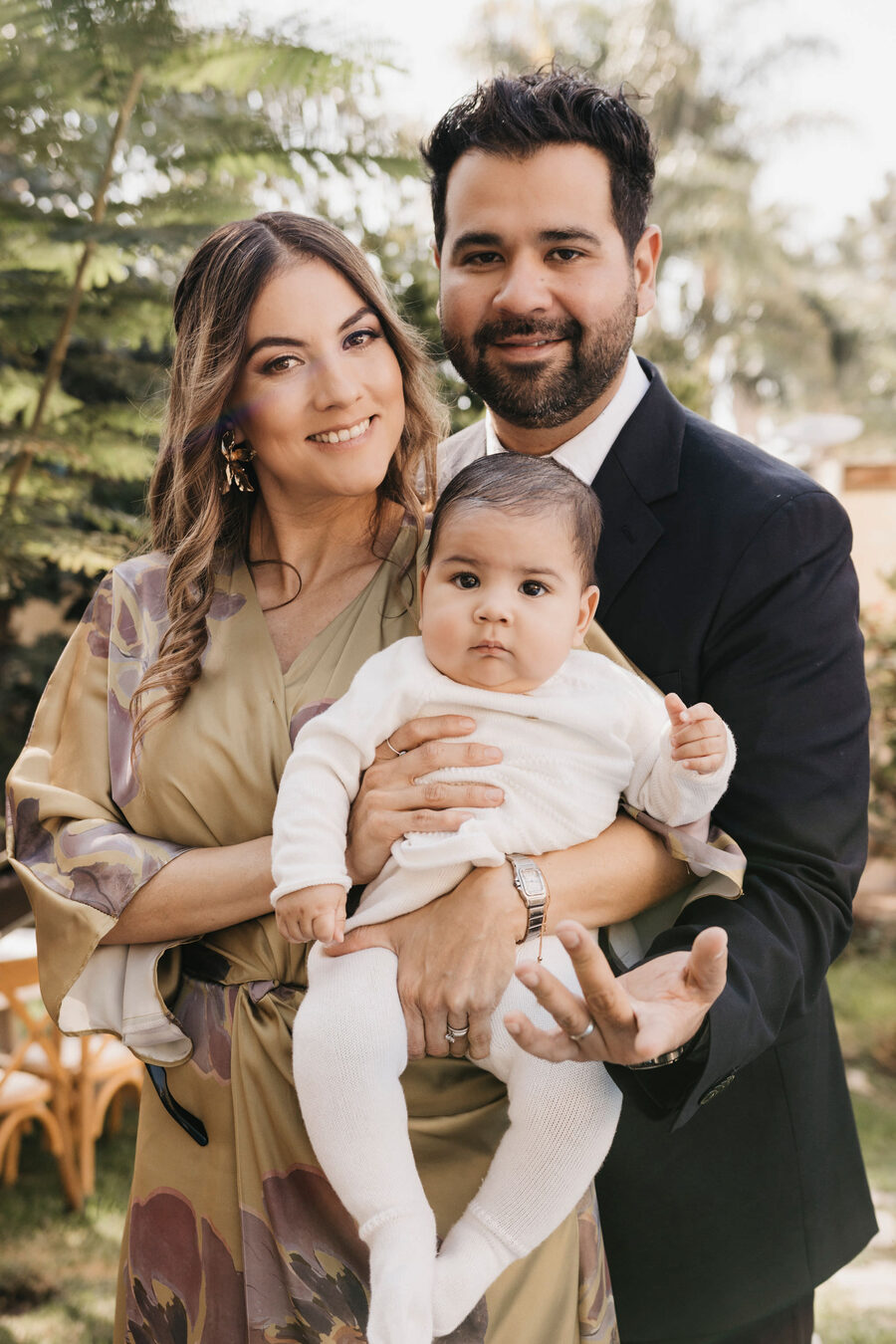 Retrato de los papás con su bebé en el festejo