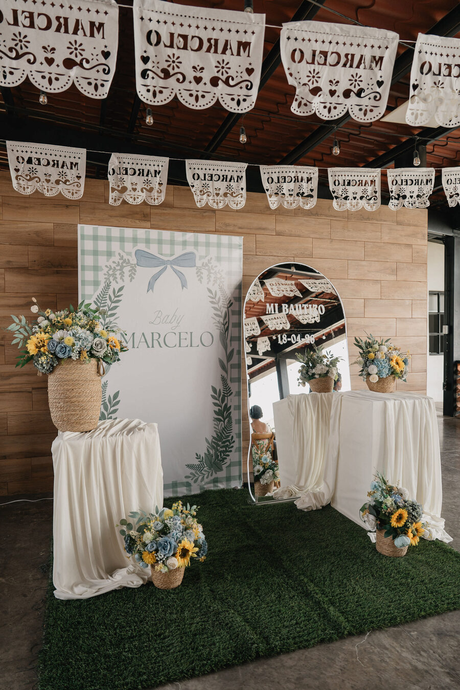 Decoración del festejo de bautizo con papel picado