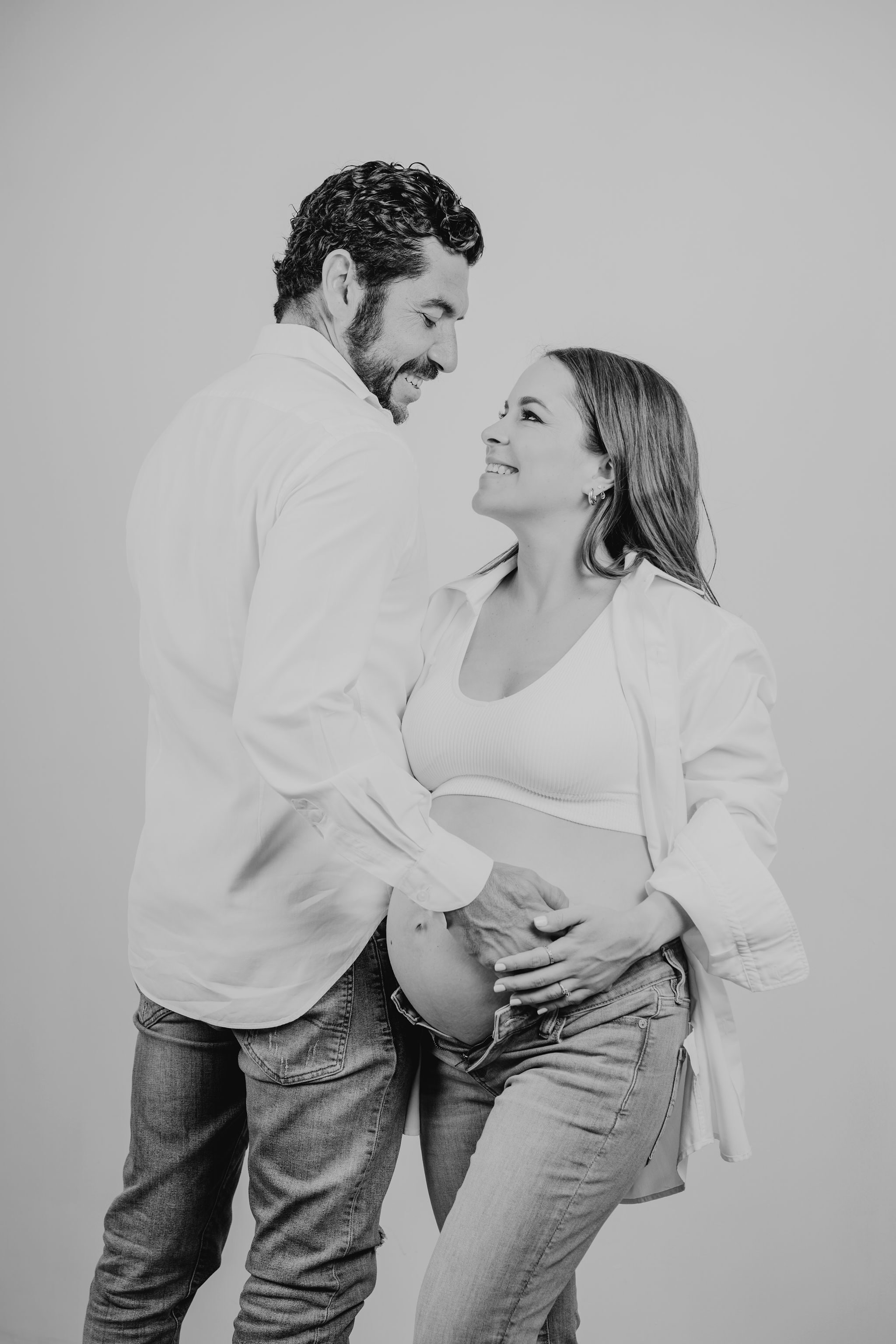 Pareja en sesión de fotografía de embarazo en blanco y negro