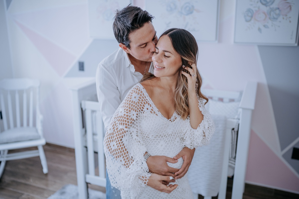 Pareja en el cuarto del bebé, momento romántico e íntimo