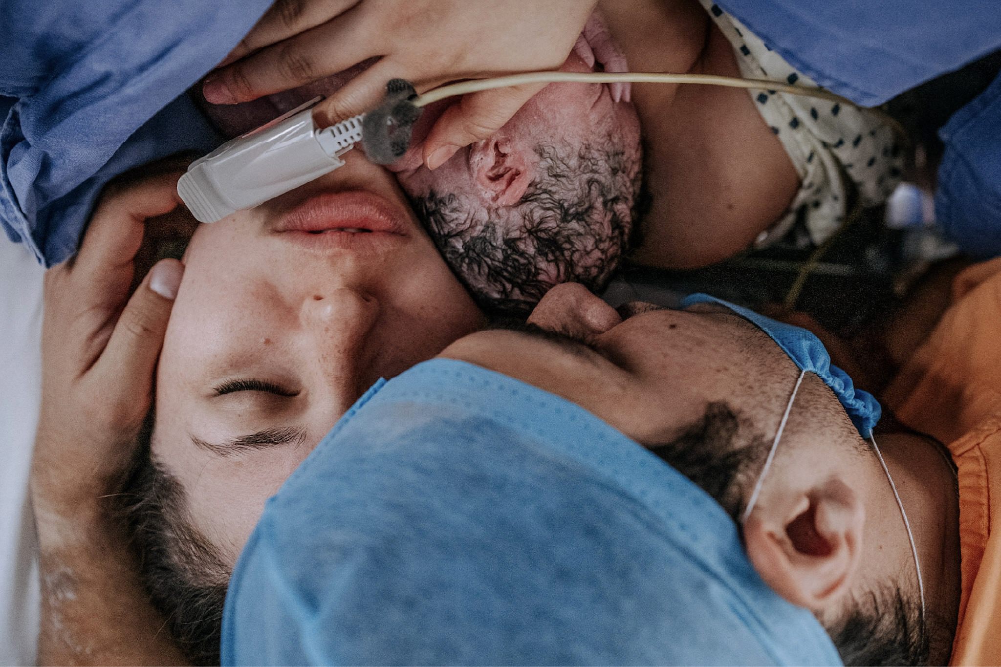 Mamá conociendo a su bebé recién nacido, mejilla con mejilla